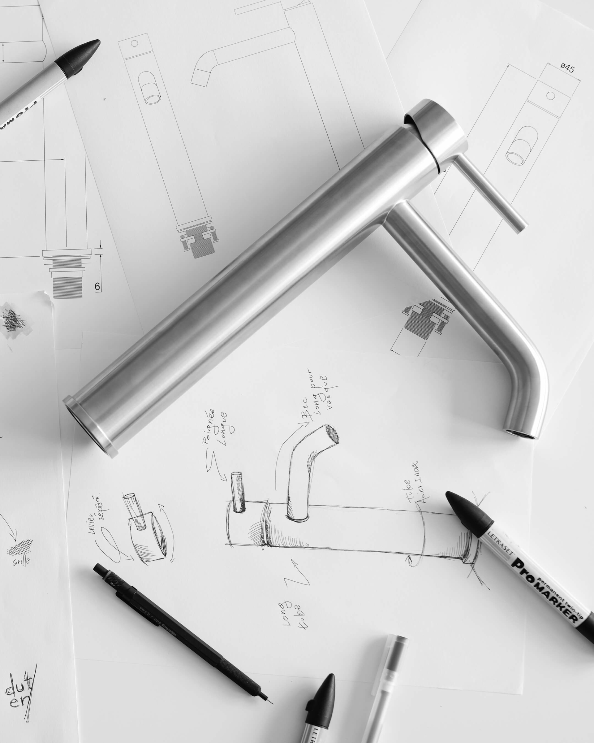 Croquis de designer Duten illustrant la conception de robinetterie et d’accessoires sanitaires au design minimaliste en acier inoxydable.